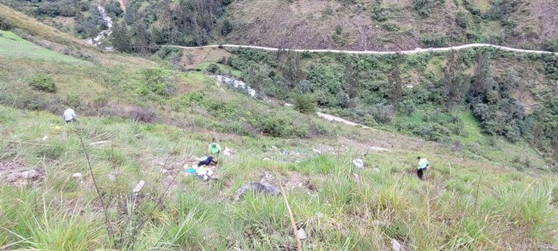 祕魯警消持續搜救中。（圖／翻攝自X平台@PoliciaPeru）