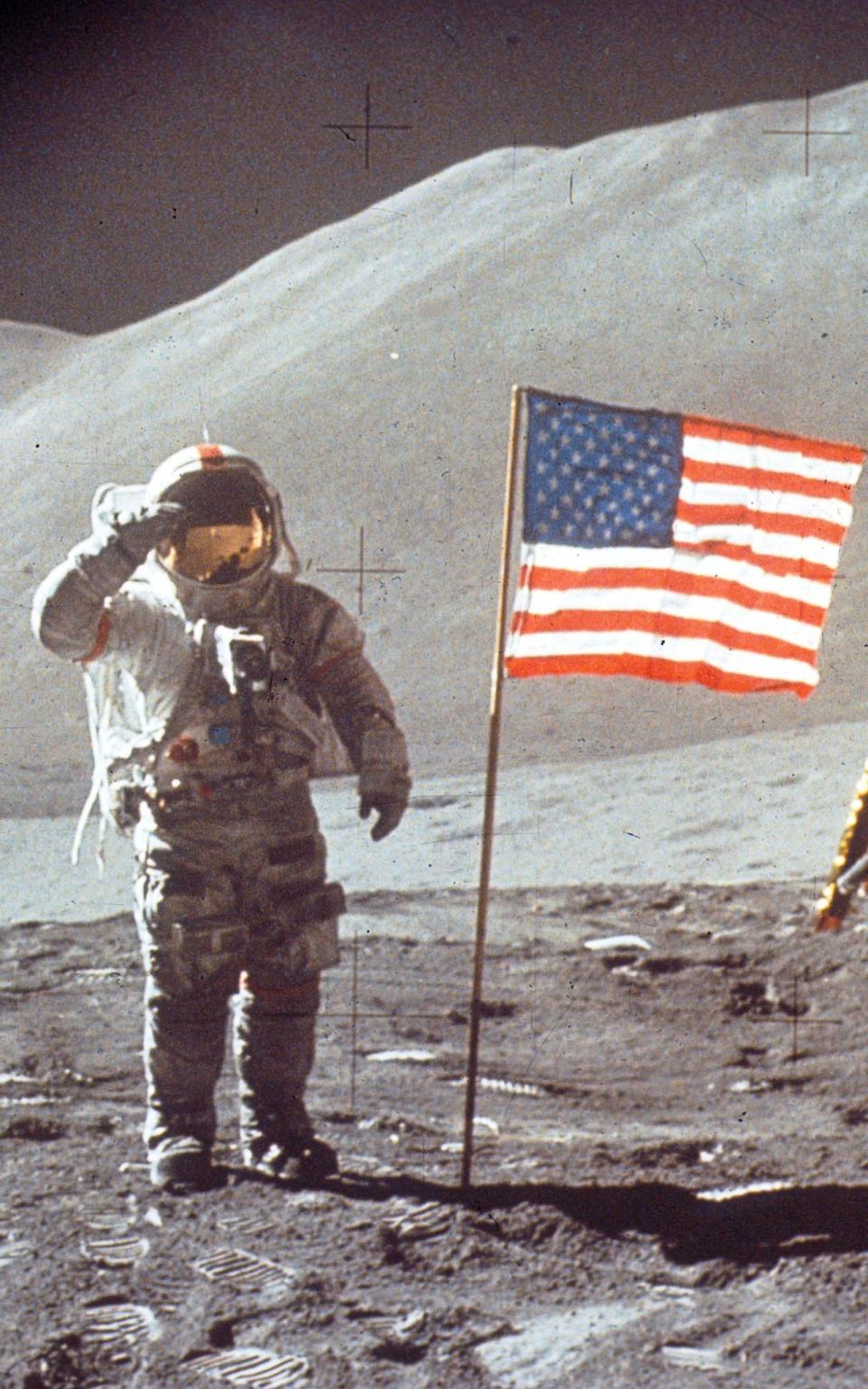 Wohl eine der bekanntesten Verschwörungstheorien: Die USA waren 1969 gar nicht auf dem Mond. Schließlich wehte die Fahne nicht im Mondwind und auch die Technik war schlechter als die eines Tamagotchis ... (Bild: Getty Images / NASA / Liaison / pixabay)