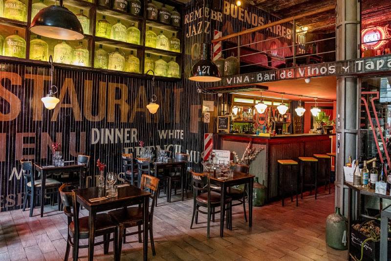 Vinos, empanadas y tradición en este wine bar de San Telmo. 