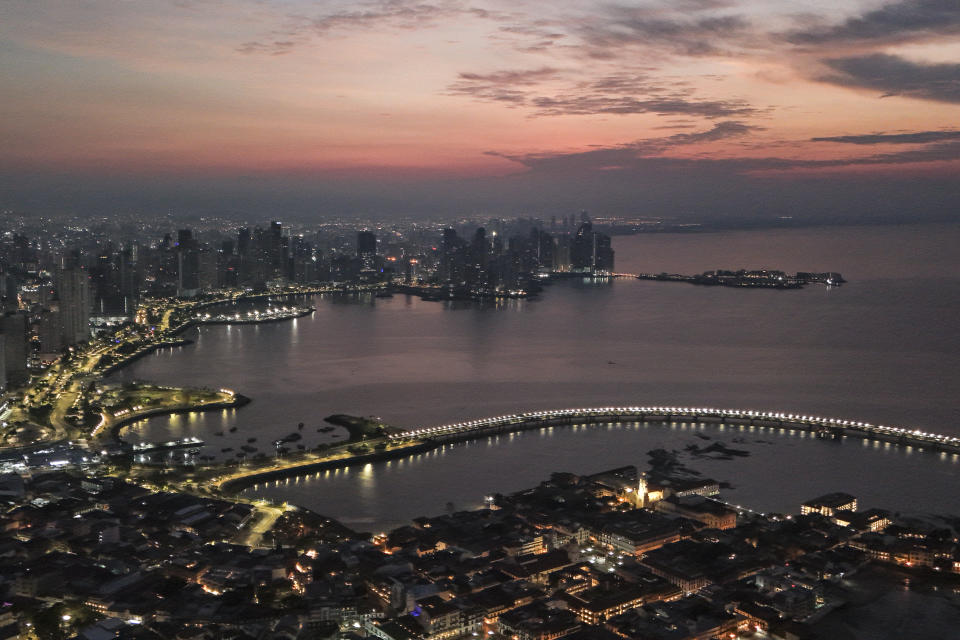 Una vista del barrio Casco Viejo con el skyline de Ciudad de Panamá de fondo, antes de que se abran los centros de votación para las elecciones generales en Ciudad de Panamá, a primeras horas del domingo 5 de mayo de 2024. (AP Foto/Matías Delacroix)