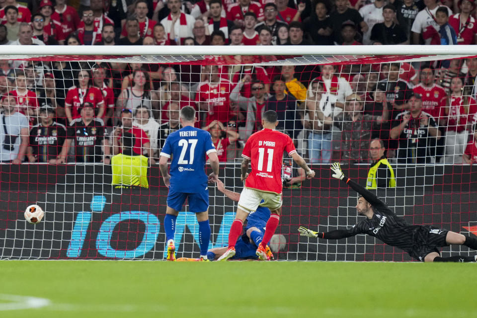 Benfica's Angel Di Maria, center, scores his side's second goal past Marseille's goalkeeper Pau Lopez, right, during the Europa League quarterfinals, first leg, soccer match between SL Benfica and Olympique de Marseille at the Luz stadium in Lisbon, Thursday, April 11, 2024. (AP Photo/Armando Franca)