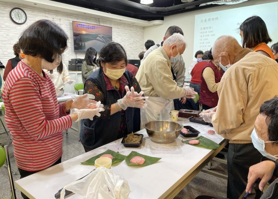 為照顧獨居長輩，新北市政府推動「五福樂活服務計畫」啟動，汐止區獨居阿公阿嬤到福安據點銀髮俱樂部包水餃、擂茶、做紅龜粿。（記者吳瀛洲攝）