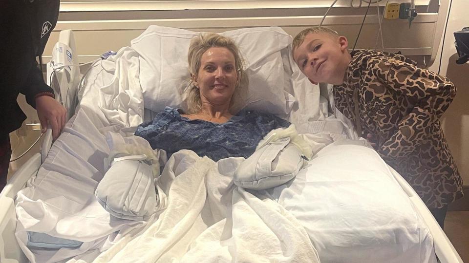 PHOTO: Cindy Mullins, 41, underwent multiple amputations after going into septic shock. (Courtesy of DJ and Cindy Mullins)