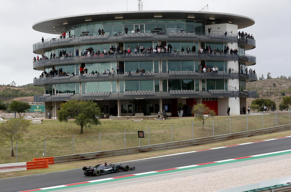 Lewis Hamilton al volante de su Mercedes durante el Gran Premio de Portugal, el domingo 25 de octubre de 2020. (AP Foto/Armando Franca, Pool)