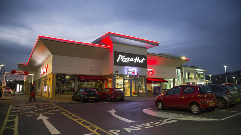 Pizza Hut storefront