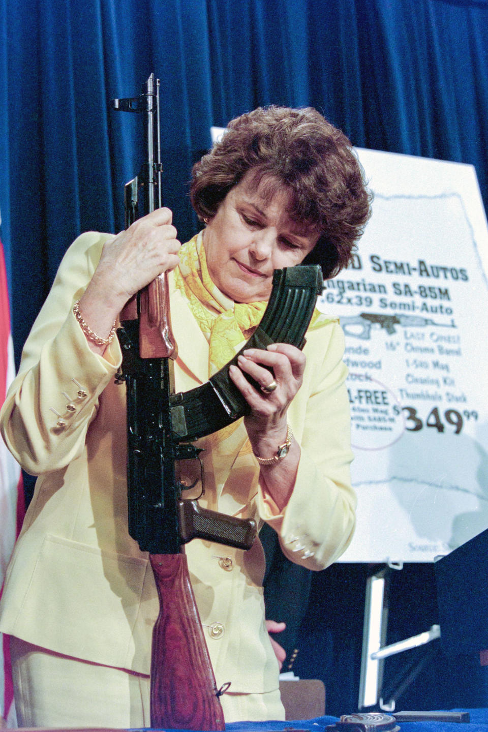 W5WRYF U.S Senator Dianne Feinstein, of California demonstrates an AK-47 military style assault weapons during a press conference on Capitol Hill March 22, 1998 in Washington D.C,. The Republican lead House of Representatives voted to lift the assault-type weapons ban by a vote of 239-173, but President Bill Clinton Administration has vowed to veto the measure. (Richard Ellis / Alamy file)