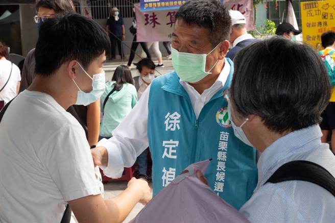 民進黨苗栗縣長參選人徐定禎（中）今天前往參加苗栗科學節活動。（徐定禎競選團隊提供／李京昇苗栗傳真）