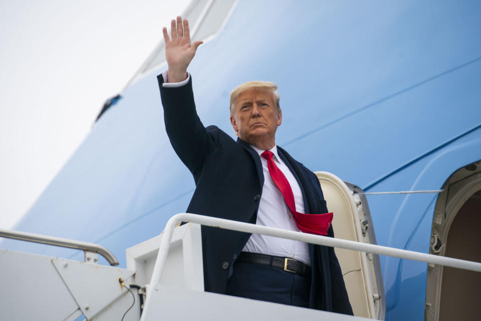 El entonces presidente Donald Trump saluda a los presentes mientras aborda el avión presidencial en el Aeropuerto Internacional Valley en Harlingen, Texas, el 12 de enero de 2021, durante un viaje que incluyó un recorrido por la construcción del muro fronterizo en el sur del país. (Doug Mills/The New York Times).