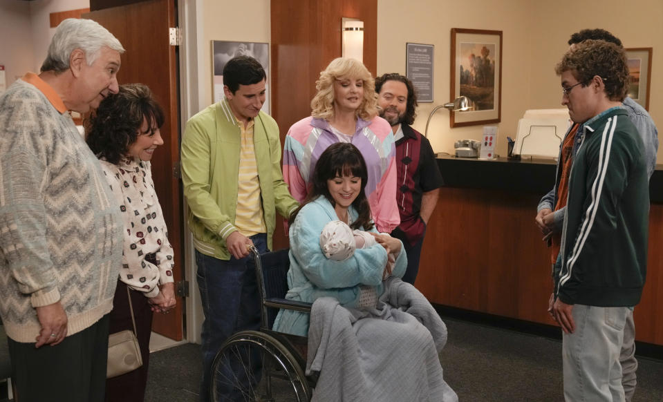 KEN LERNER, MINDY STERLING, SAM LERNER, WENDI MCLENDON-COVEY, HAYLEY ORRANTIA, DAN FOGLER, SEAN GIAMBRONE (Scott Everett White / ABC)