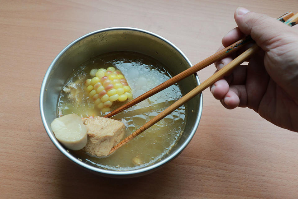 醫療志工以大補湯替代臘八粥，為大家補福氣、祝平安。