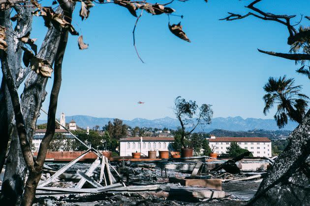 <p>Une famille revient dans les décombres de leur maison dans le quartier de Brentwood Californie ravagée par les flammes du Getty Fire.</p>