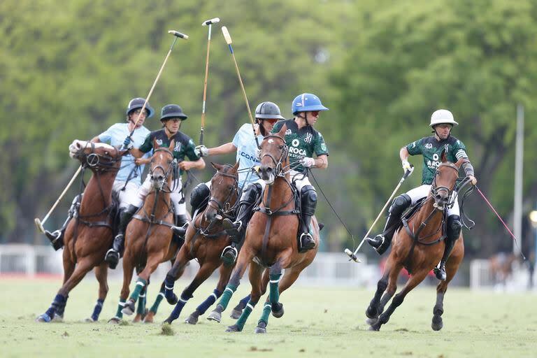 Todos detrás de la bocha; a La Hache le costó destrabar el duelo contra Cría La Dolfina