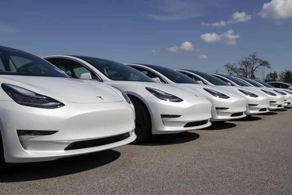 Varios Tesla Model 3 (Getty Creative)