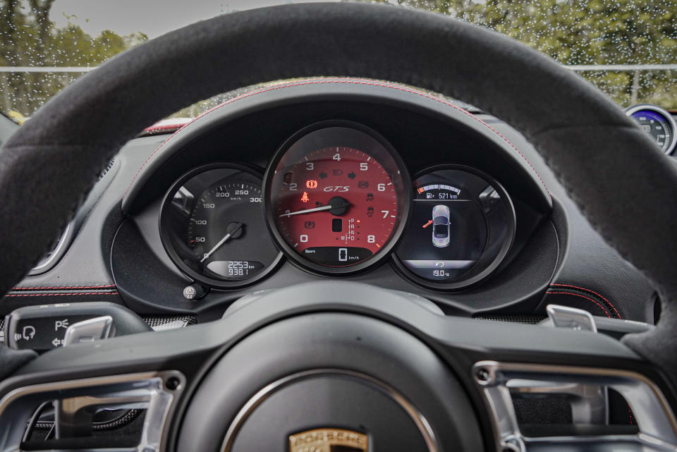 三環式儀表板將轉速表置於中央，右側液晶螢幕可查看車輛資訊。