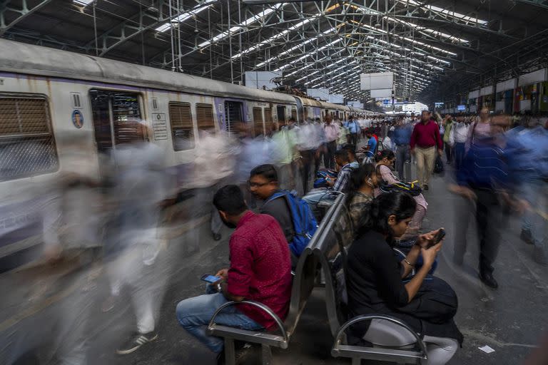 Los viajeros indios se bajan de los trenes en la estación de tren Church Gate en Mumbai, India