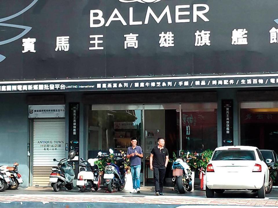 連千毅被捕後，他位於高雄左營的精品店仍開門營業，但有員工在門口警戒。（翻攝畫面）