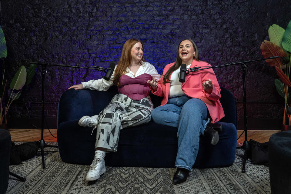 Audrey Flowers, a la izquierda, y Sarah Liddy en el estudio WTF de Nueva York, donde graban su pódcast sobre ser personas confundidas a los 20 años, el 25 de enero de 2023. (Hiroko Masuike/The New York Times)
