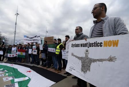 People demonstrate against the Syrian regime ahead of the start of the Syrian Peace talks outside the U.N. European headquarters in Geneva, Switzerland, January 29, 2016. REUTERS/Denis Balibouse