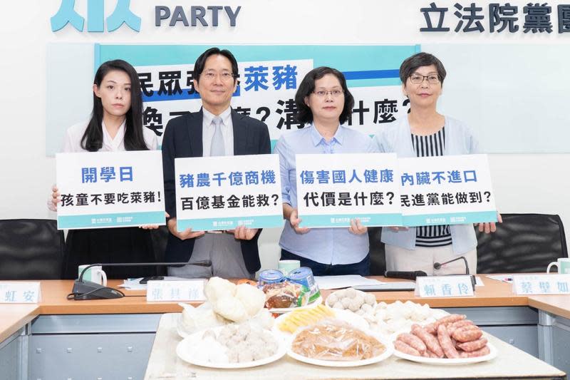 民眾黨立委高虹安（左1）發現教育部要求各級學校限用本國肉品的公文竟不包括幼兒園。（民眾黨團提供）