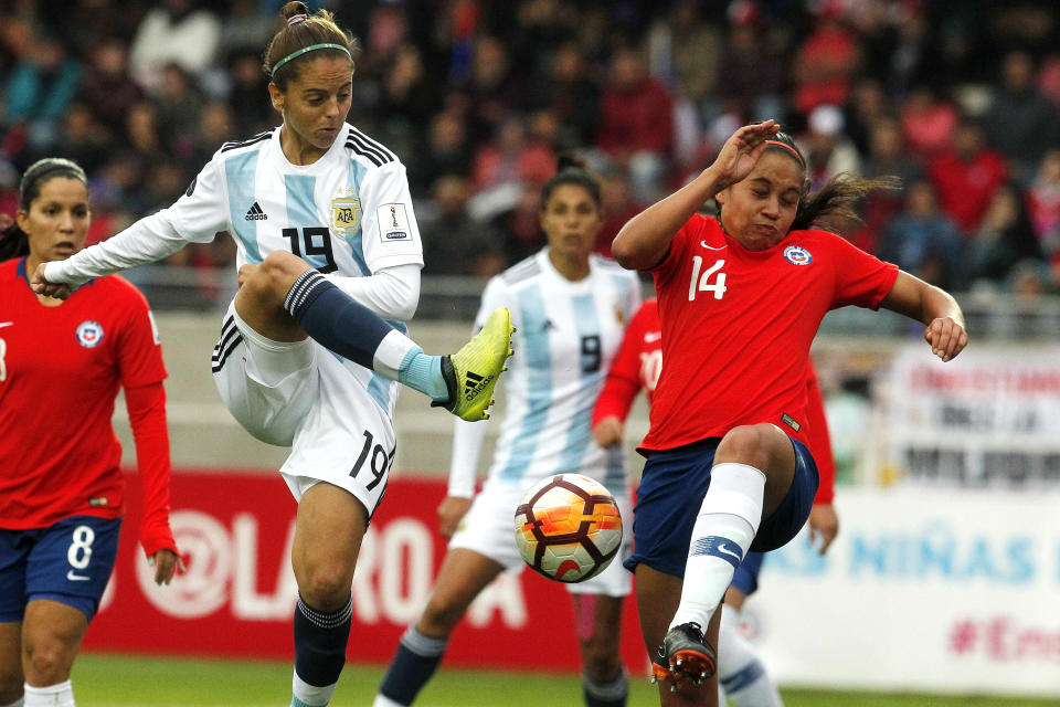 Argentina&rsquo;s Mariana Larroquette (front left) and Chile&rsquo;s Fernanda Pinilla (right)&nbsp;during&nbsp;a Women&rsquo;s Copa America match in Serena, Chile on April 22.&nbsp;Chile has qualified for the 2019 Women World Cup in France. (Photo: CLAUDIO REYES / Getty Images)