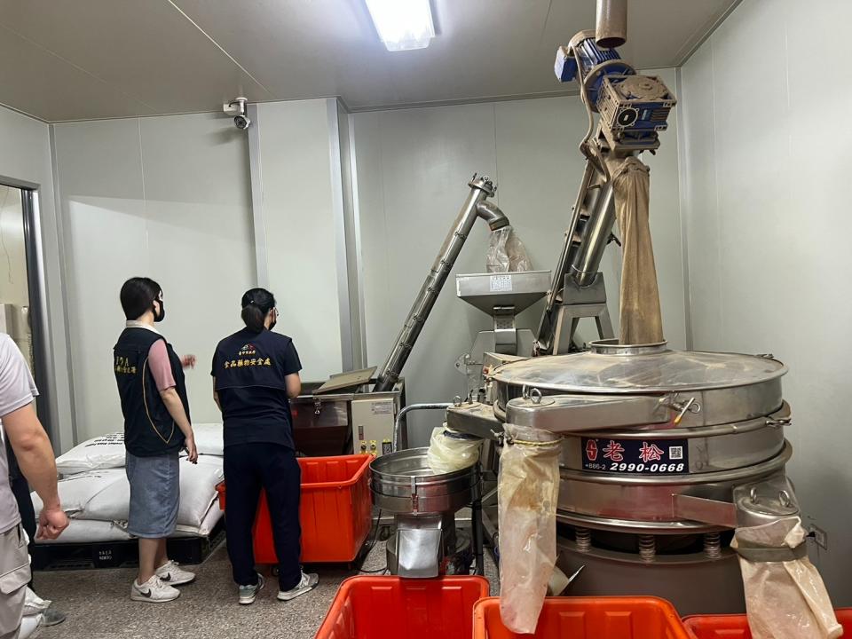 台中市食安處到綠吔實業有限公司生產製作場所稽查。台中市政府提供