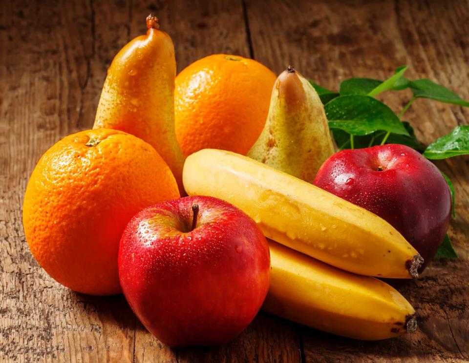 <p>Das Reifegas Ethylen beschleunigt den Reifeprozess von Obst und Gemüse. Aus diesem Grund sollten Sie bestimmte Lebensmittel nicht miteinander aufbewahren - es sei denn, Sie möchten einer unreifen Frucht etwas nachhelfen. (Bild: iStock / 5PH)</p> 
