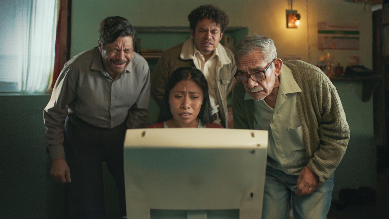 Imagen de 'La gran seducción' con Yalitza Aparicio y Guillermo Villegas. (Juan Rosas, © 2023 Netflix, Inc.)