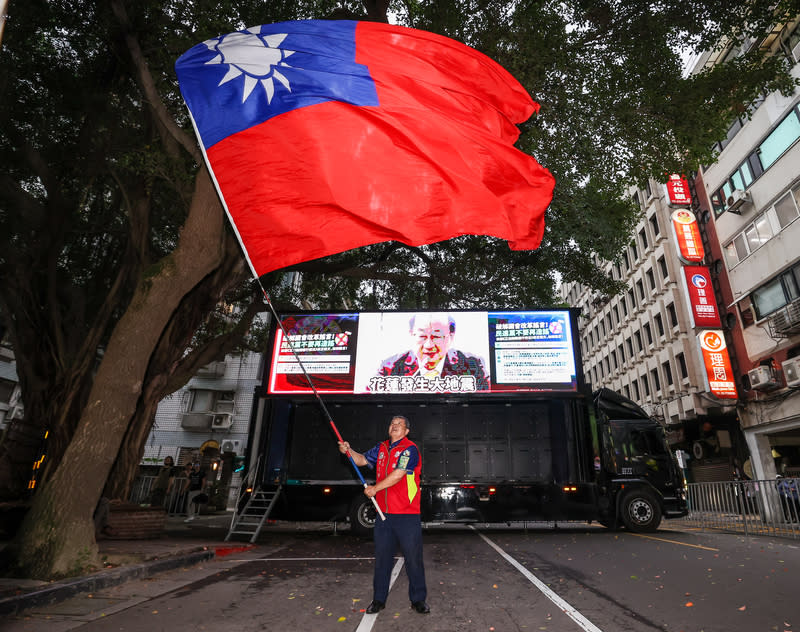 立院續審國會職權修法　民眾場外揮國旗 立法院會24日繼續審查國會職權相關修法，院外聚集 大批關切民眾，也有支持國會改革法案者傍晚前往立 院周邊揮舞國旗、表達立場。 中央社記者鄭清元攝  113年5月24日 