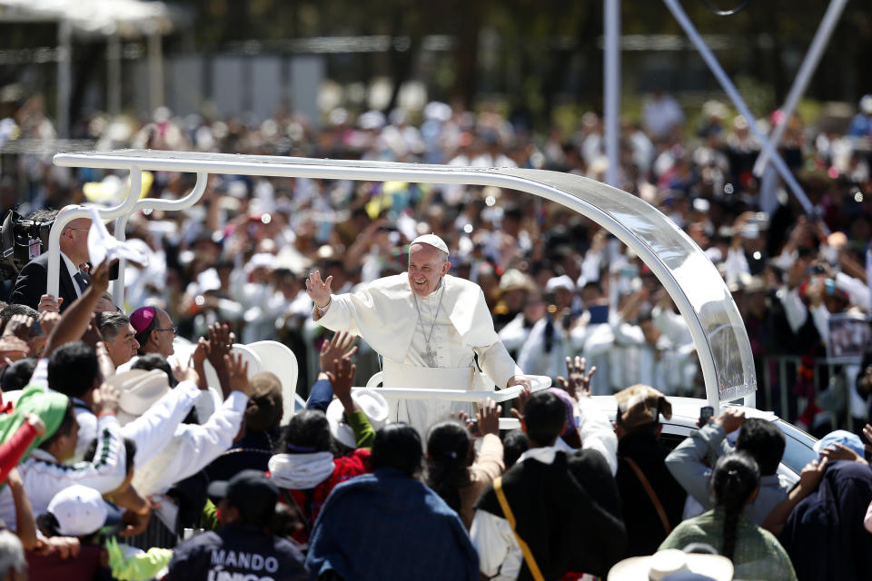 Pope Francis waves to the crowd after celebrating a Mass at San Cristobal de las Casas, Mexico February 15, 2016. (REUTERS/Edgard Garrido)