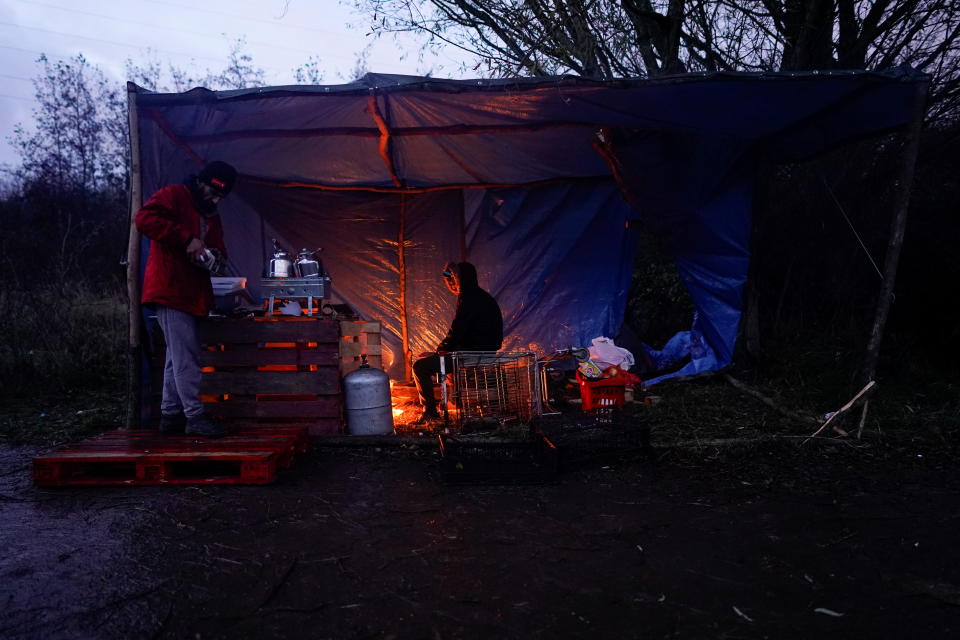 Vendiendo sándwiches en un campo de inmigrantes para pagar a los traficantes