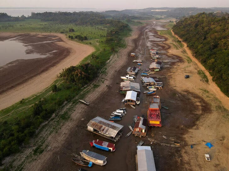 Barcos y casas flotantes varadas en el lago Puraquequara, afectado por la sequía, en Manaos, Brasil.