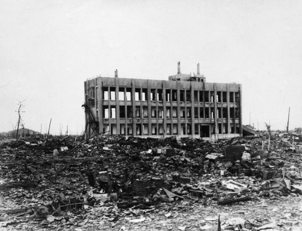 Solo unos pocos edificios quedaron en pie, como horrendos esqueletos, en la Hiroshima arrasada por la bomba atómica. (AP Photo)