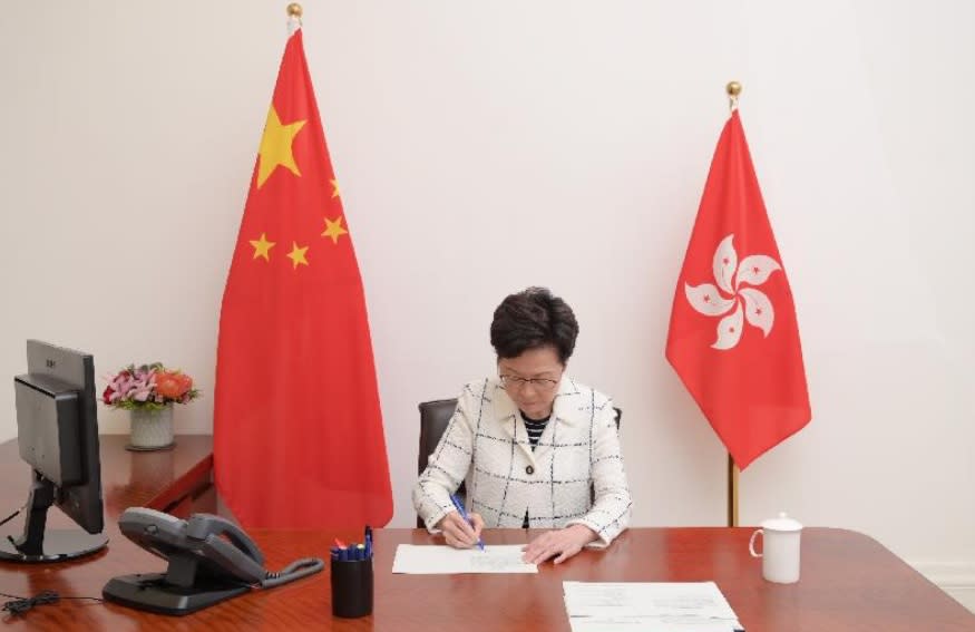 香港特首林鄭月娥簽署《中華人民共和國香港特別行政區維護國家安全法》，該法自6月30日23時起生效。   圖：翻攝自香港特別行政區政府