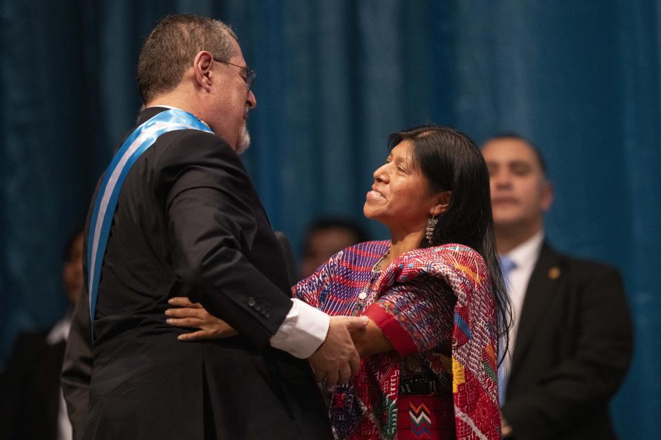 La diputada Sonia Gutiérrez, a la derecha, saluda al nuevo presidente de Guatemala, Bernardo Arévalo, en su ceremonia de investidura en Ciudad de Guatemala el domingo 14 de enero de 2024. (AP Foto/Moisés Castillo)