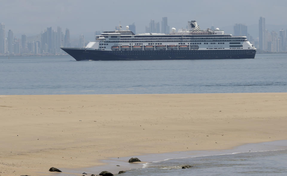 El crucero Zaandam, que transporta a decenas de pasajeros con síntomas similares a la gripe, llega a la bahía de la ciudad de Panamá, vista desde la Isla de Taboga, Panamá, el viernes 27 de marzo de 2020. (AP Foto / Arnulfo Franco)