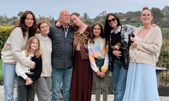 Bruce Willis con su mujer Emma Heming, su ex Demi Moore y sus cinco hijas