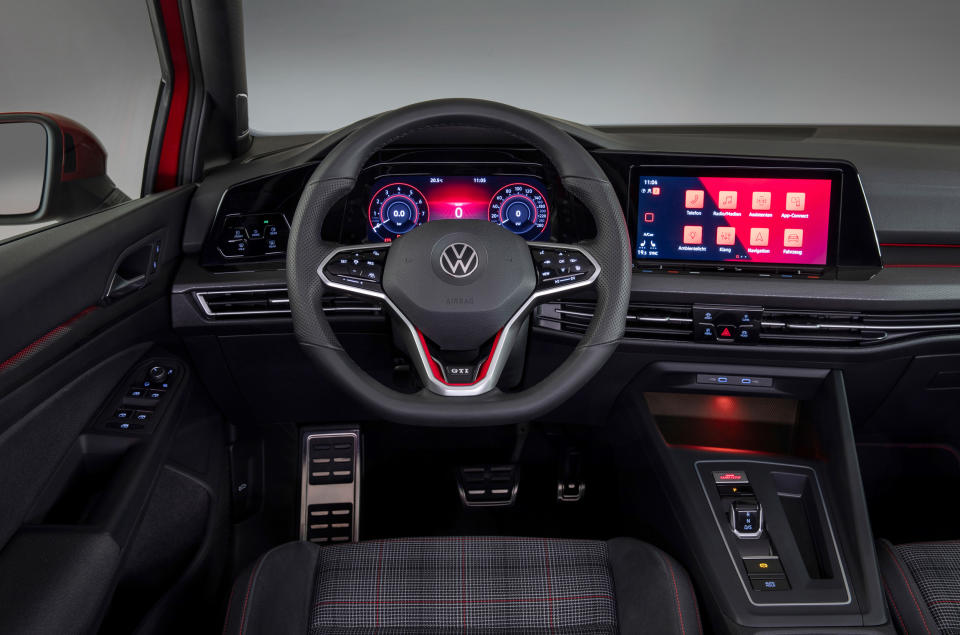 Golf 8 GTI 配備專屬三幅式運動化真皮多功能運動觸控方向盤。