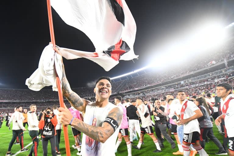 Enzo Pérez festejando como un hincha más luego del triunfo de River sobre Boca en el Monumental, en 2023