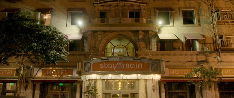 賽西爾酒店受限於法規，必須提供月租套房給中低收入戶入住，於是把其中3個樓層改裝為「住在主街」背包客旅館招攬生意。（Netflix提供）