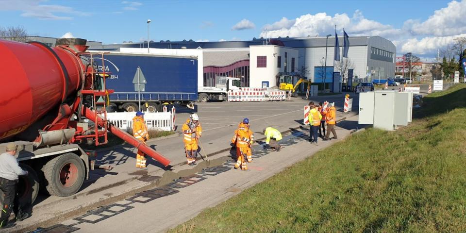 Electreon laying a wireless road in Germany.