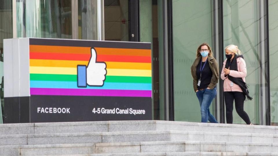 Dos mujeres caminana junto a la sede de Facebook en Dublín.