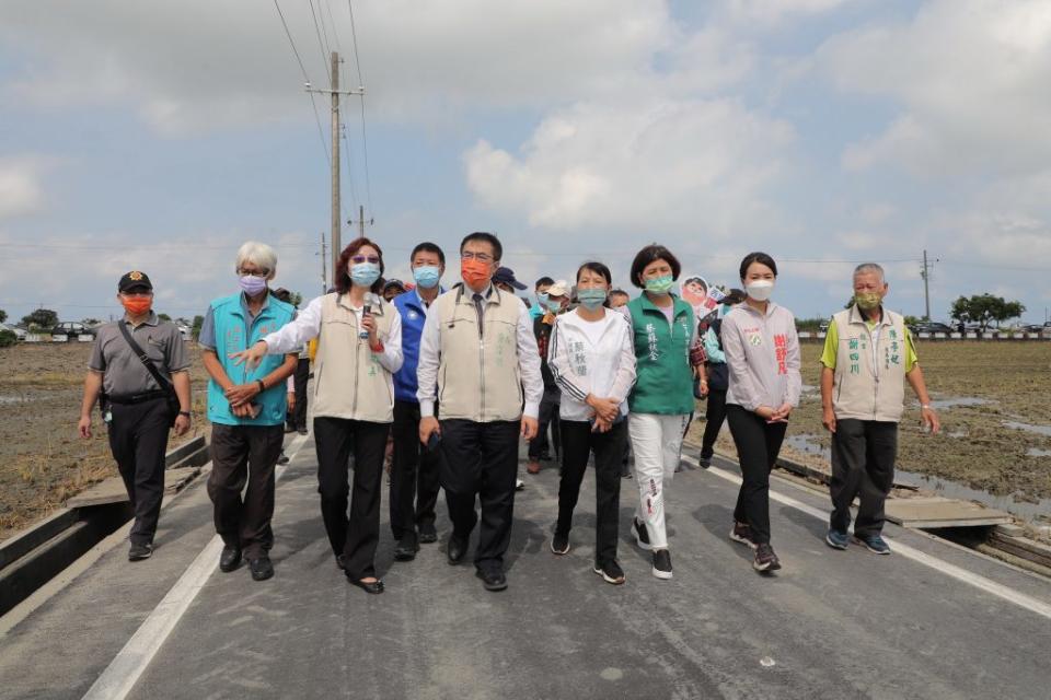 黃偉哲視察西港農地重劃區農水路改善情形。（記者林相如攝）