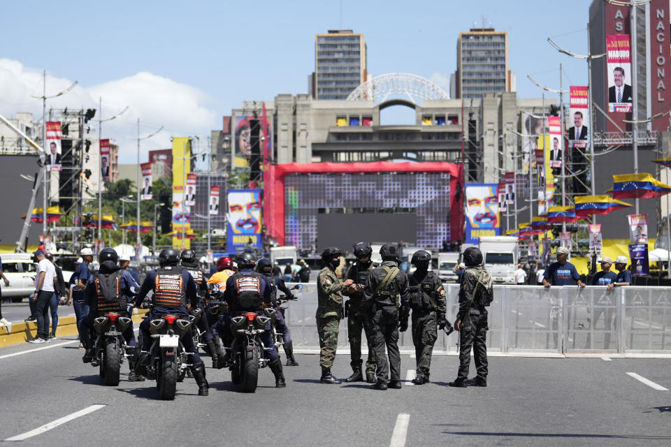 La policía hace guardia cerca del escenario en el que el presidente venezolano, Nicolás Maduro, se presentará para su acto de cierre de campaña en Caracas, Venezuela, el jueves 25 de julio de 2024. Venezuela va a elecciones presidenciales el domingo 28 de julio. (AP Foto/Fernando Vergara)