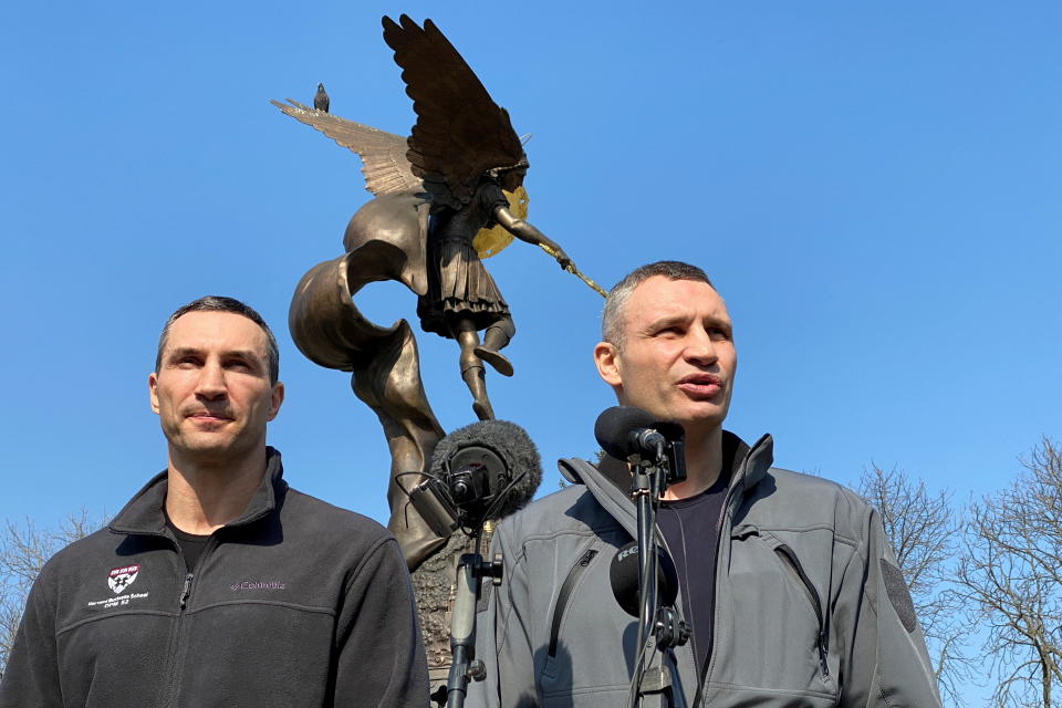 Einen Monat nach dem Überfall russischer Streitkräfte halten Vitali und Wladimir Klitschko im März in Kiew im Freien eine Pressekonferenz ab. (Bild: REUTERS/Sergiy Karazy)