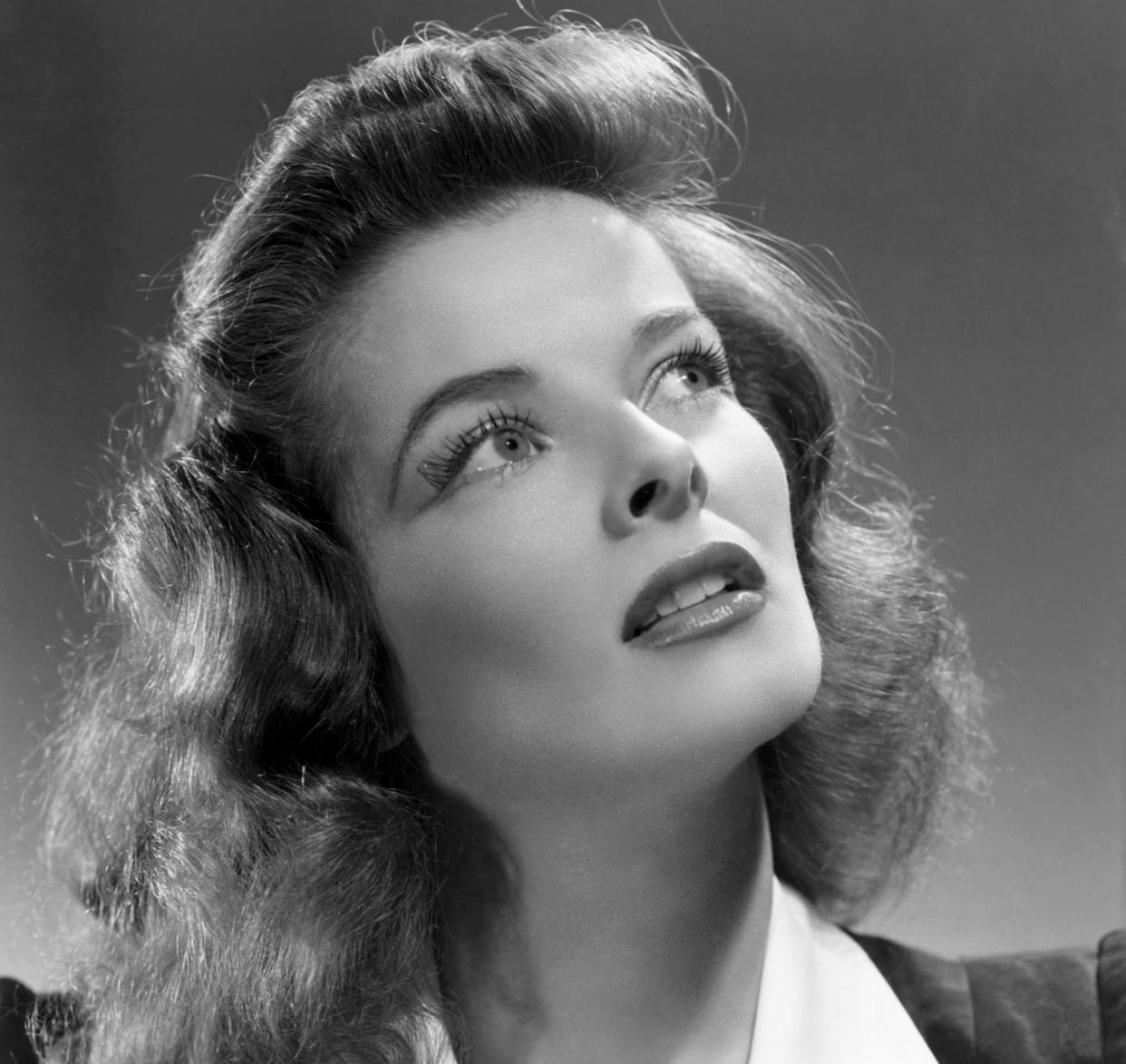 Fotografía de Katharine Hepburn, probablemente tomada en 1941, publicada como parte de un reportaje sobre Howard Hughes. <a href="https://commons.wikimedia.org/wiki/File:Katharine-Hepburn-MGM.jpg" rel="nofollow noopener" target="_blank" data-ylk="slk:Matro-Goldwyn-Mayer/Wikimedia Commons;elm:context_link;itc:0;sec:content-canvas" class="link ">Matro-Goldwyn-Mayer/Wikimedia Commons</a>