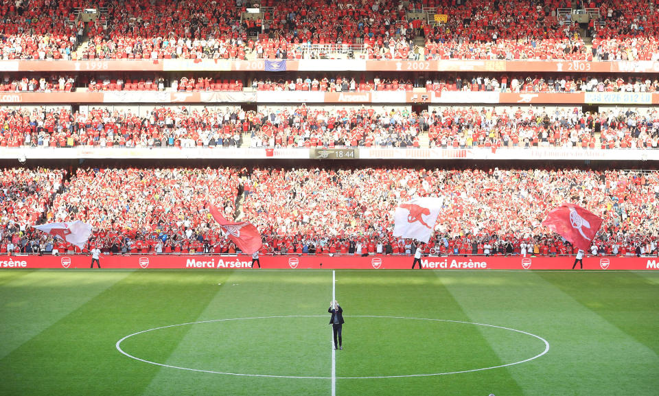 Arsenal manager Arsene Wenger soaks up the Emirates applause one last time. (Getty)