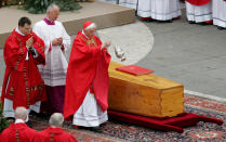 <p>8. April 2005: Kardinal Joseph Ratzinger umschreitet den Sarg des verstorbenen Papstes Johannes Paul II. mit einem Weihrauchfässchen. (Bild: Reuters)</p> 