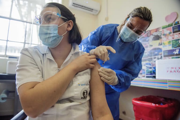 Los especialistas señalan que las vacunas recién generan anticuerpos a los 14 días posteriores a la inoculación