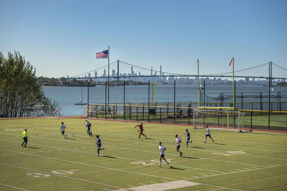 El equipo de fútbol masculino de la Universidad Yeshiva juega como visitante en el Maritime College en Throgs Neck, Nueva York, el 13 de octubre de 2023. (Jonah Markowitz/The New York Times)