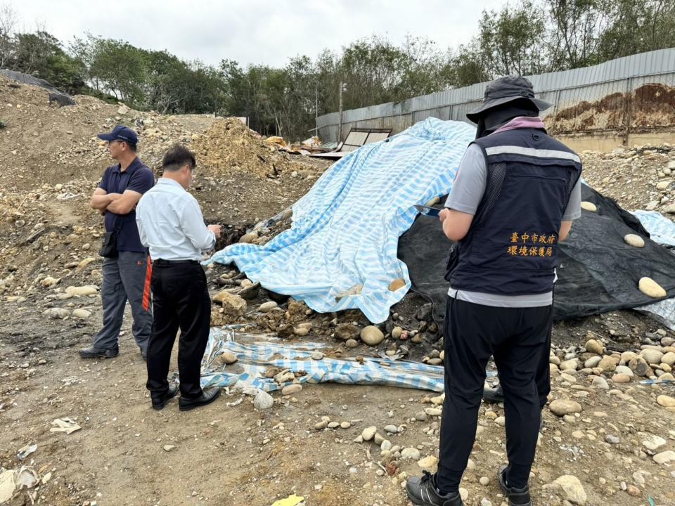 台中市環保局今日指出，已完成含戴奧辛之集塵灰及廢棄土石清理作業，總計60.53噸，並運送至合法廢棄物處理場所處理。（台中市府提供）